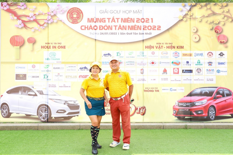 Chủ tịch CLB Golf Hà Nội - Sài Gòn Nguyễn Chí Hùng (bìa phải)