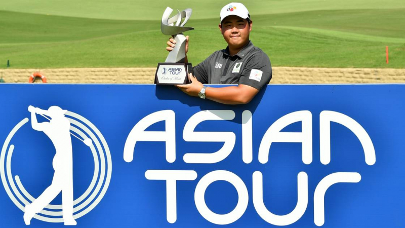 Kim Joohyung nâng cúp Oder of Merit cho golfer dẫn đầu tiền thưởng cả mùa ở Asian Tour
