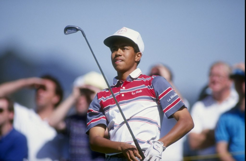Tiger Woods dõi theo một cú đánh tại Los Angeles Open 1992, sân Riviera Country Club