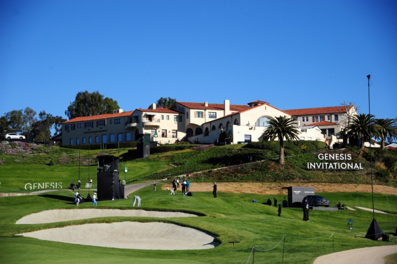 Góc nhìn hướng về clubhouse sân Riviera tại Genesis Invitational 2021