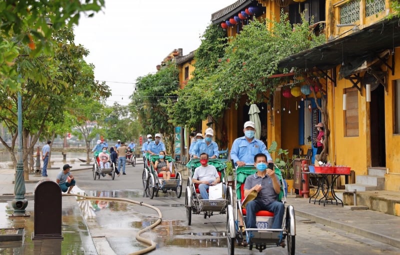 Du khách tại phố cổ Hội An, Quảng Nam vào tháng 11/2021 (ảnh: VnExpress)
