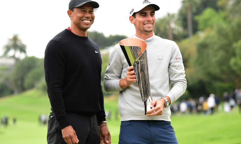 Chủ trì giải Tiger Woods trao phần thưởng vô địch cho Niemann