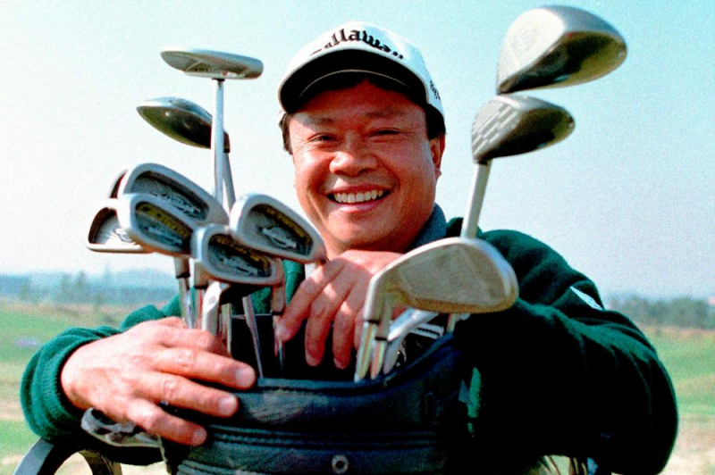 Han bên bộ gậy trước khi vào hoạt động pro-am tại PGA Championship 1999