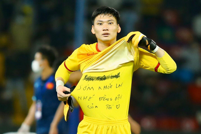 Hành động ý nghĩa của thủ môn Xuân Hoàng sau bàn mở tỷ số của Trung Thành trong trận đấu tối 22/2 (ảnh: Vương Anh/TN)