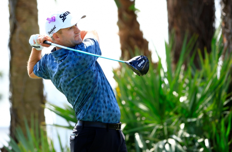 Russell Knox phát bóng từ tee thứ hai trong vòng đầu tiên của The Honda Classic. (Ảnh của Mike Ehrmann / Getty Images)