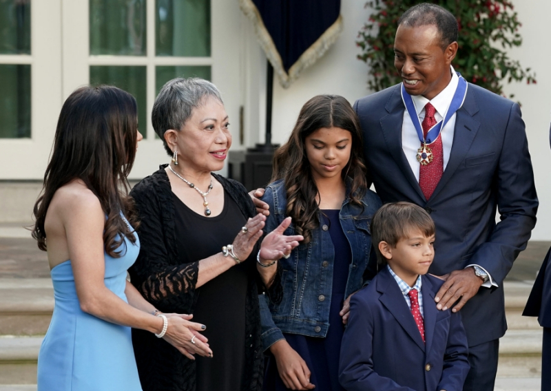 Sam (thứ hai từ phải sang) và gia đình trong buổi lễ Woods nhận Huân chương Tự do Mỹ từ Tổng thống đương nhiệm Donald Trump hồi 2019