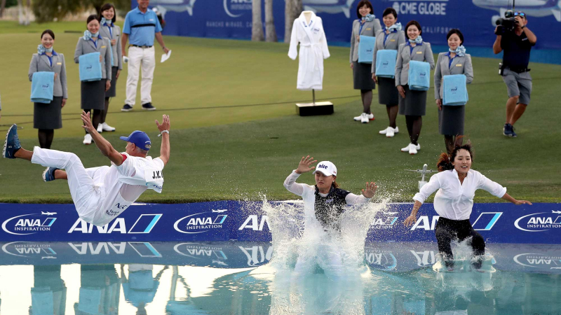 Ko Jin Young cùng caddie David Brooke nhảy xuống hồ nước khi vô địch giải 2019