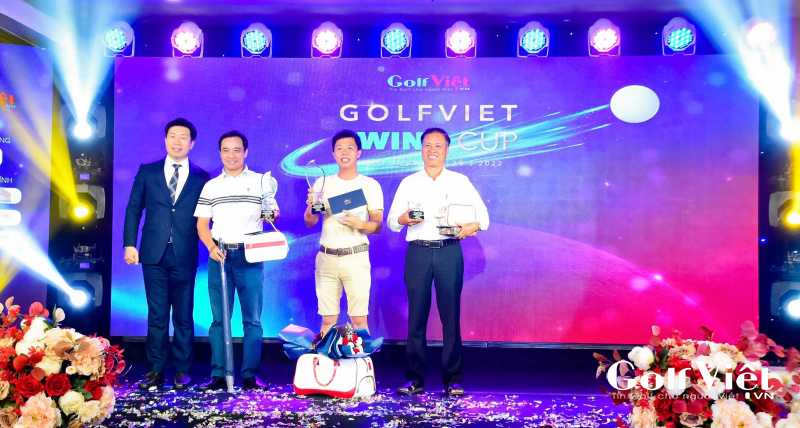Ông Choi Chang Young trao cúp và quà cho các golfer đoạt giải tại bảng A