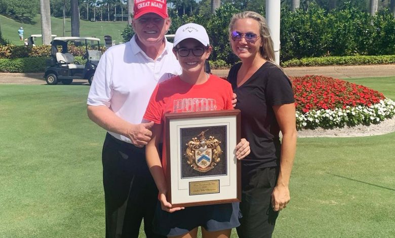 Kai Trump bên cạnh ông nội Donald Trump và Vanessa khi vô địch Women's Club Championship