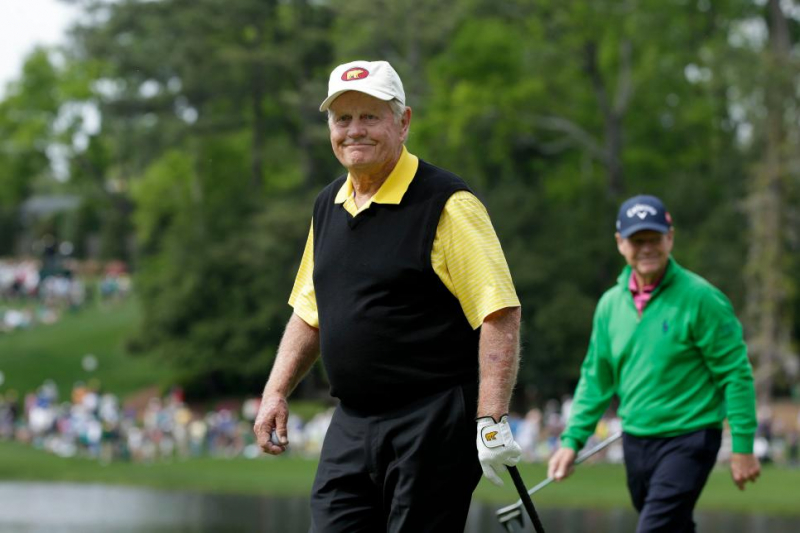 Nicklaus đi trên hố 5 trong khuôn khổ sự kiện Par 3 Contest tại Augusta National