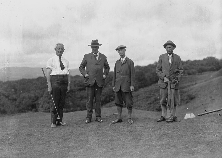 Bốn tay golf ở khu vực phát bóng của sân golf, thập niên 1930
