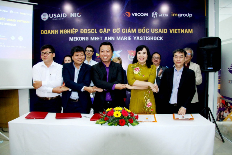 Giám đốc USAID Việt Nam Ann Marie Yastishock gặp gỡ các doanh nghiệp tại ĐBSCL và chứng kiến buổi ký kết Biên bản ghi nhớ hợp tác đồng hành nâng cao năng lực và gia tăng cơ hội việc làm cho nguồn nhân lực số tại các tỉnh trong khu vực ĐBSCL.