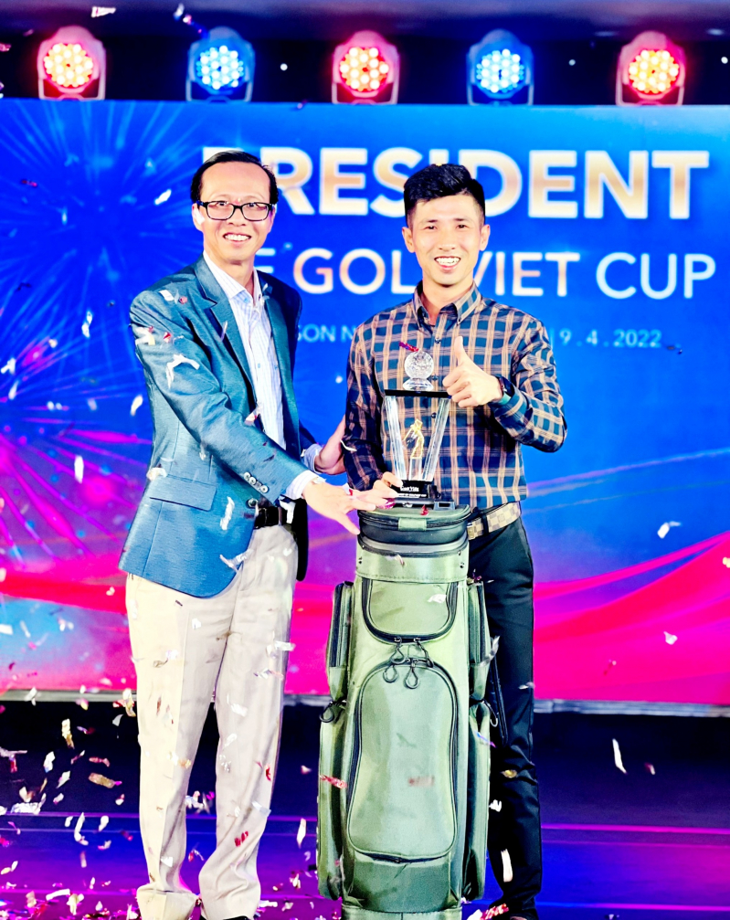 Nhà báo Lương Hoàng Hưng trao giải cho golfer Đình Nông đoạt giải Best Net