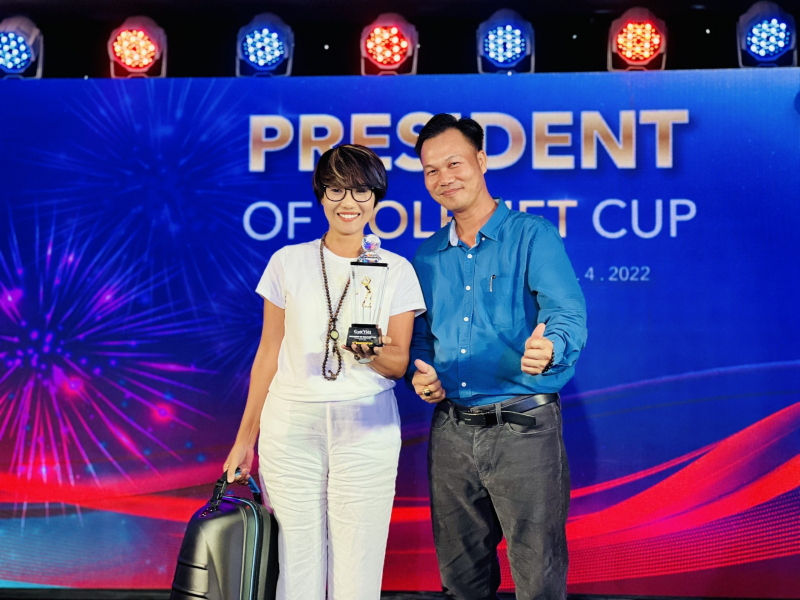 BTC trao giải cho golfer Nguyễn Thị Gấm