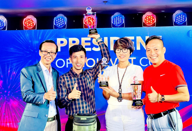 Nhà báo Lương Hoàng Hưng (ngoài cùng, trái) trao Cup cho 3 golfer có điểm NET tốt nhất giải.
