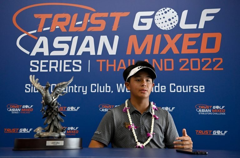 Chantananuwat trả lời phỏng vấn sau chức vô địch Trust Golf Asian Mixed Cup