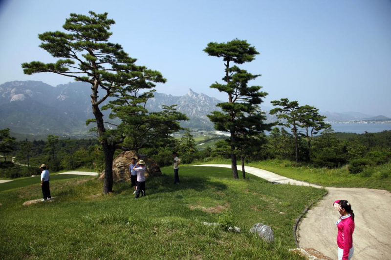 Du khách tham quan sân golf do Hàn Quốc sở hữu tại khu nghỉ dưỡng Núi Kumgang, còn được gọi là Núi Kim Cương.
