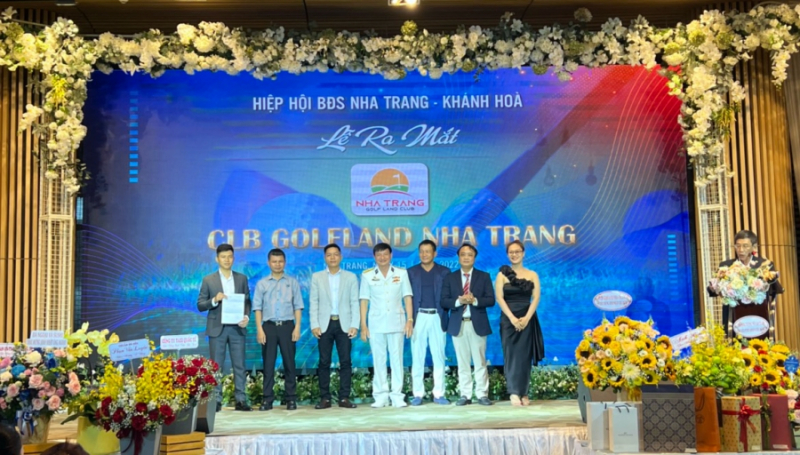 Nhân sự ban chấp hành CLB Golf BĐS Nha Trang tại buổi lễ ra mắt CLB