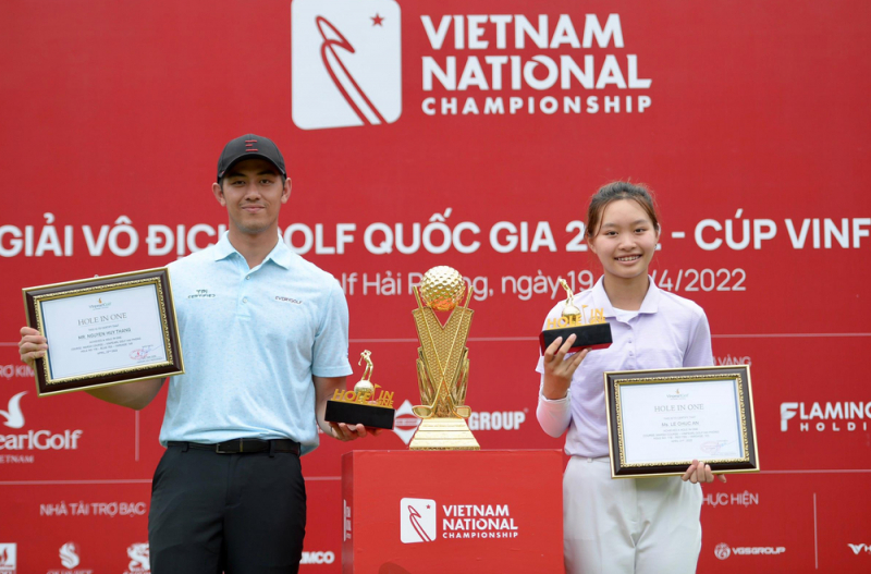 Huy Thắng (trái) và Chúc An cùng ghi Hole in one hố 17 qua hai ngày tại giải Vô địch Golf Quốc gia