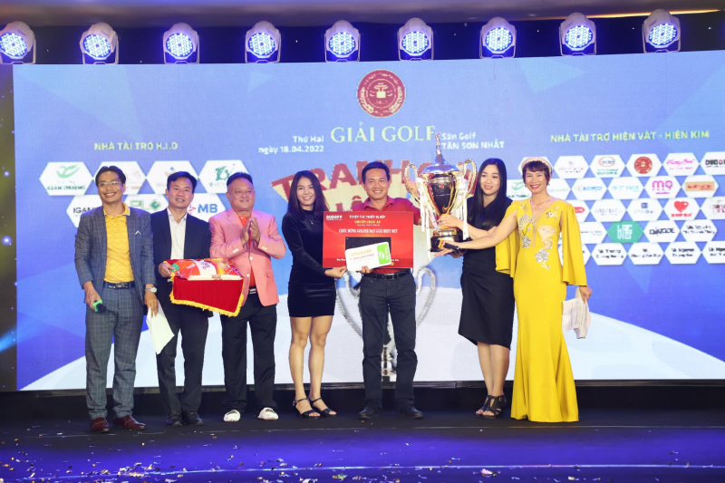 Golfer Đào Minh Sơn đã giành được Cup Luân Lưu.