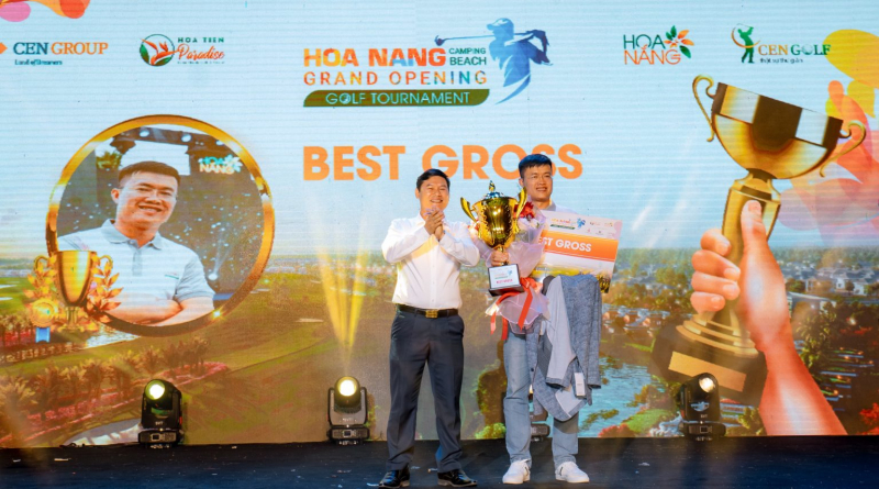 Golfer Mai Văn Lợi nâng cúp Best Gross của giải