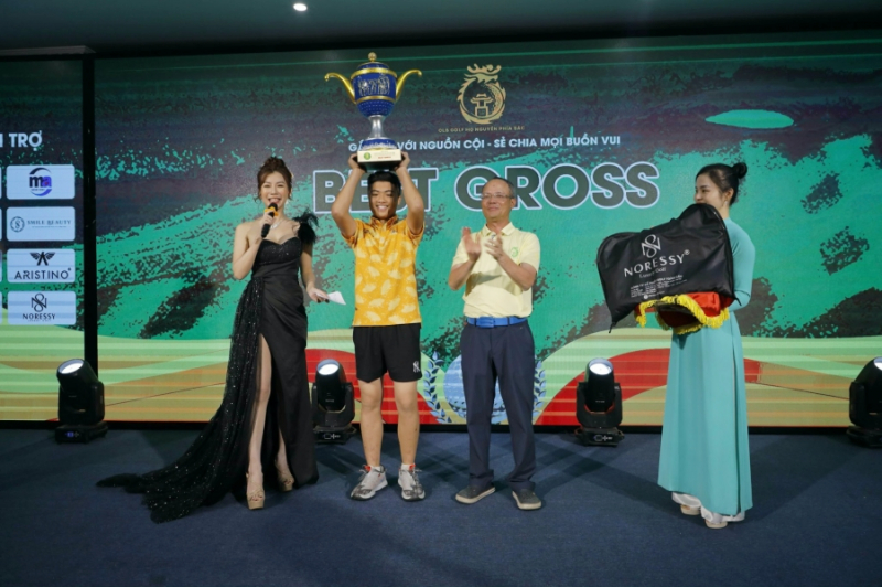 Chủ tịch CLB Nguyễn Quốc Anh trao cúp Best Gross cho Quang Trí