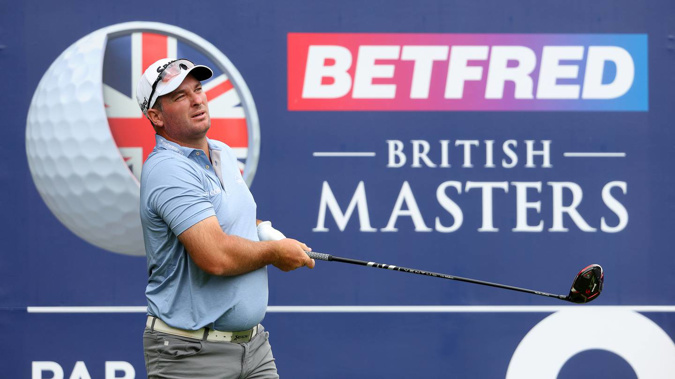 Golfer người New Zealand, Ryan Fox thực hiện tees off ở hố 19 trong vòng 1 giải British Masters. (Ảnh / Getty)