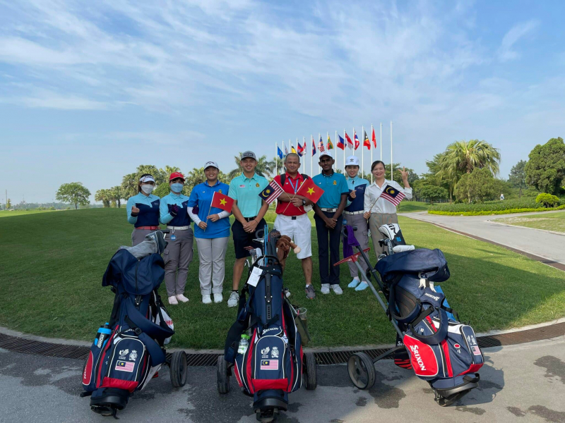 Tuyển golf Malaysia trong buổi tập đầu tiên tại sân Heron Lake hôm 5/5