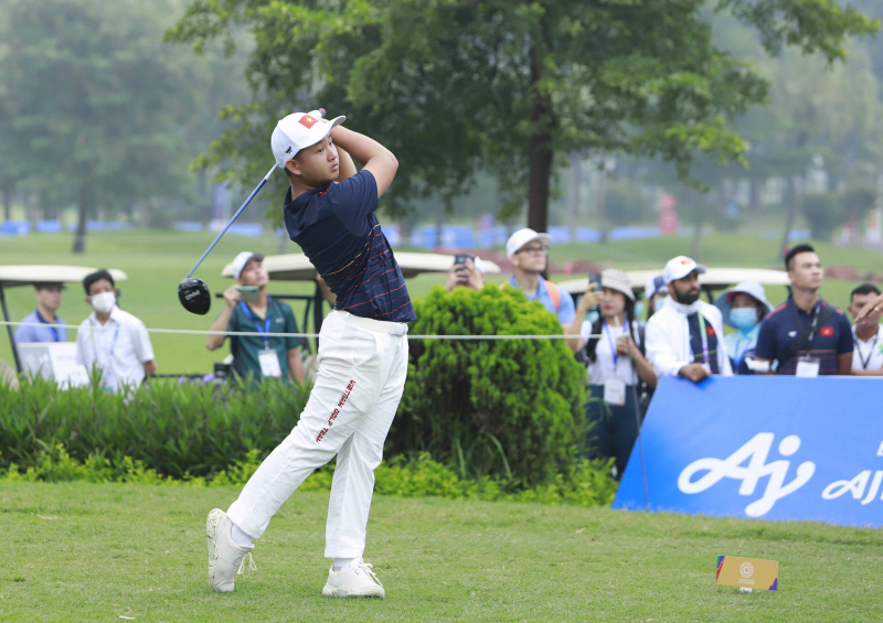 Anh Minh phát bóng hố 1 tại vòng đầu phần tranh huy chương cá nhân môn golf SEA Games 31