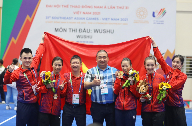 Các VĐV đội tuyển Wushu Việt Nam giành huy chương ở nội dung Quyền biểu diễn (Taolu) tại SEA Games 31