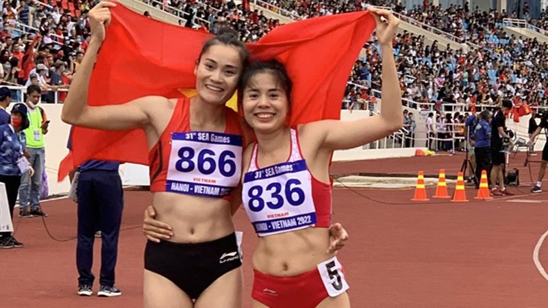 Nguyễn Thị Huyền (phải) vẫn đang thách thức thời gian khi vừa giành thêm 1 HCV nội dung 400m sở trường về cho Đoàn thể thao Việt Nam.