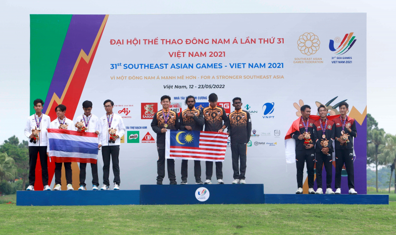Từ trái qua: Tuyển Thái Lan nhận HC bạc, Malaysia - HC vàng và Indonesia - HC đồng trong lễ trao giải chiều 18/5 (ảnh: TTXVN)