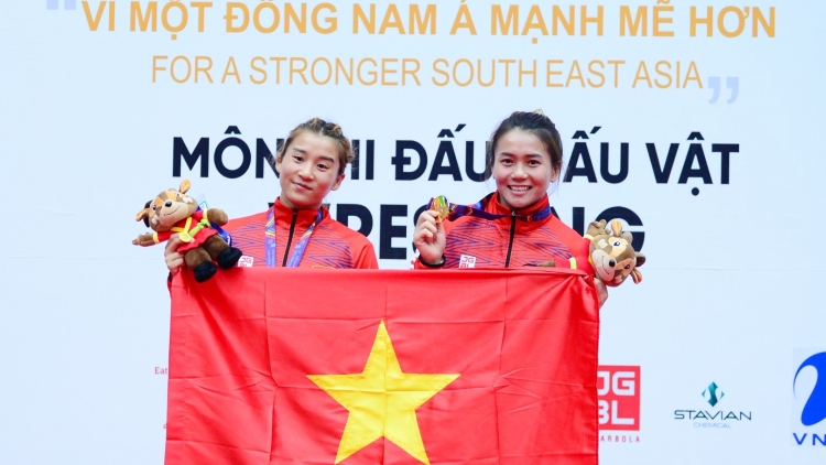 Chị em Mỹ Trang (trái), Mỹ Hạnh cùng lấy HC vàng SEA Games 31