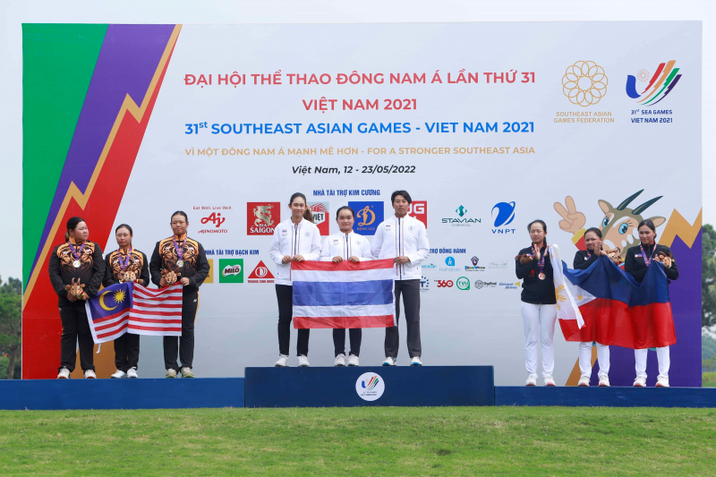 Từ trái qua: Malaysia - HC bạc, Thái Lan - HC vàng và Philippines - HC đồng nội dung đồng đội nữ ở lễ trao giải chiều 18/5 (ảnh: TTXVN)