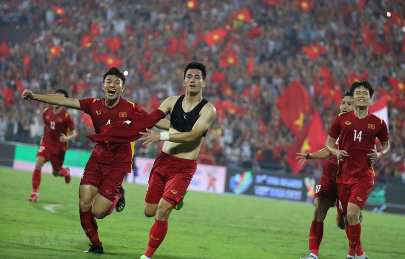 Tiến Linh cùng đồng đội ăn mừng sau khi ghi bàn thắng quyết định kết quả trận bán kết với U23 Malaysia (ảnh: TTXVN)