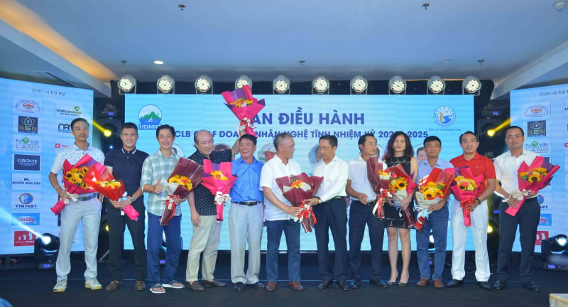 13 thành viên BĐH CLB Golf Doanh Nhân Nghệ Tĩnh nhiệm kỳ 2022-2025.
