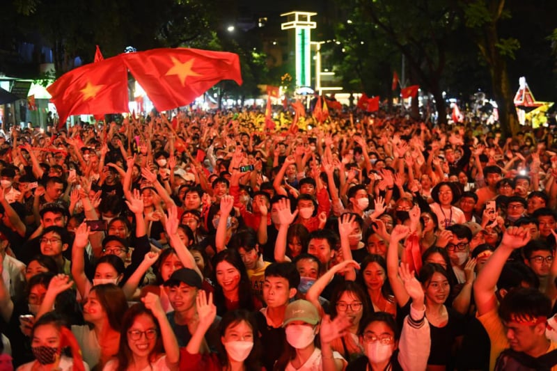 Hàng nghìn CĐV ăn mừng tại quảng trường Đông Kinh Nghĩa Thục, Hà Nội (ảnh: Quang Định)
