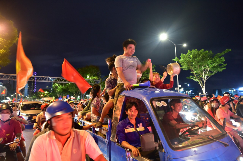 Nhiều CĐV mang theo xoong, nồi để gõ, thêm phần sôi động trong giây phút ăn mừng chiến thắng