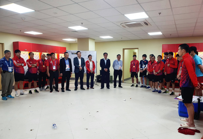 Lãnh đạo VFF chúc mừng và trao thưởng cho U23 Việt Nam trong phòng thay đồ của đội (ảnh: VFF)