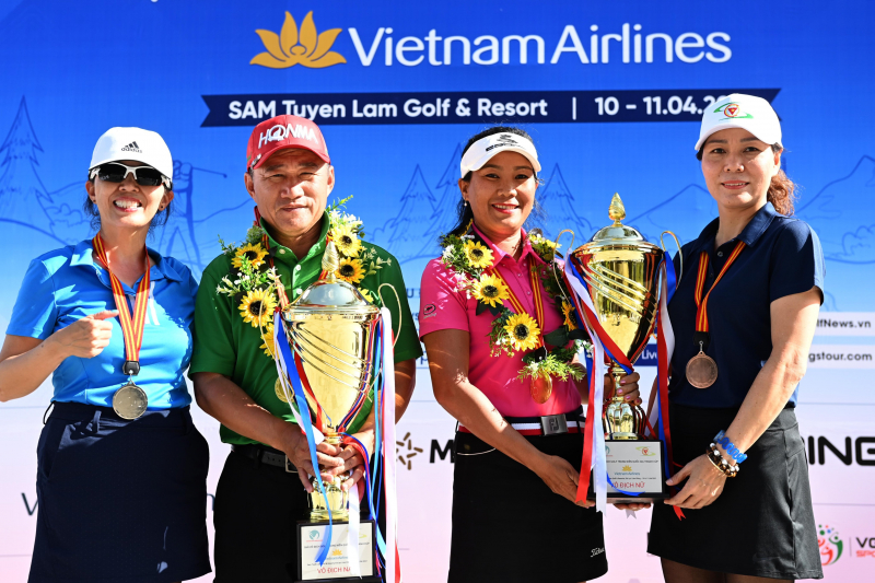 Trong khi Nguyễn Thị Ngọc Dung (thứ hai từ phải) vô địch nhánh nữ ngay lần đầu tham dự giải thì Andrew Hùng Phạm có lần thứ năm ẵm cúp ở sân chơi cho golfer nam trên 50 tuổi vào năm 2021