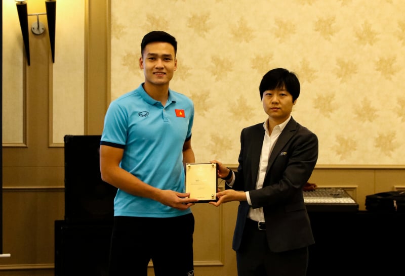Bà Jesssie Dai – Tổng điều phối viên AFC trao Bảng danh vị ĐT U23 Việt Nam tham dự VCK U23 châu Á 2022 cho đội trưởng Bùi Hoàng Việt Anh.
