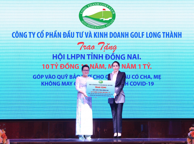 Bà Lê Nữ Thùy Dương - Phó Chủ tịch HĐQT Golf Long Thành (bên phải) trao bảng biểu trưng tài trợ cho đại diện lãnh đạo Hội Liên hiệp Phụ nữ tỉnh Đồng Nai.