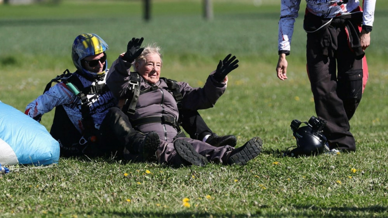 Cụ bà 103 tuổi lập kỷ lục thế giới Guinness về nhảy dù