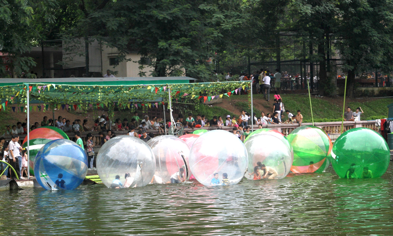 Khu vui chơi dưới nước trong công viên Thủ Lệ