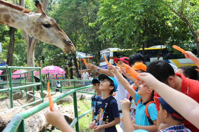 Các chuồng thú ở Thảo Cầm Viên luôn thu hút trẻ em, người lớn tham quan và cho ăn