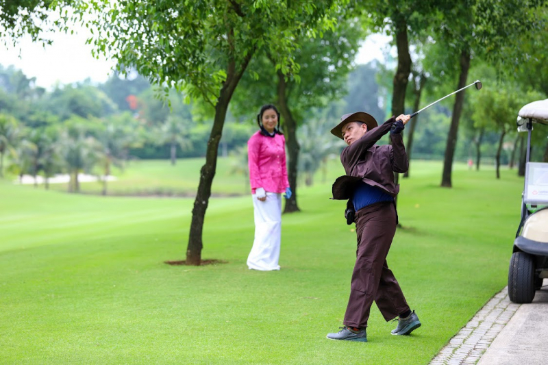 Những chiếc áo bà ba đủ màu sắc xuất hiện tại sân golf Tân Sơn Nhất