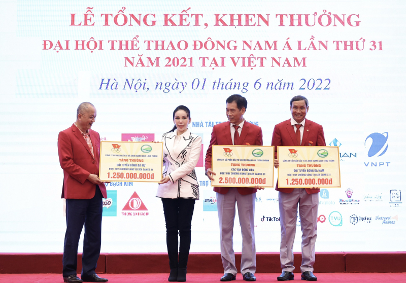 Bà Lê Nữ Thùy Dương – Phó Chủ tịch HĐQT Golf Long Thành trao bảng biểu trưng cho đại diện các vận động viên có thành tích thi đấu xuất sắc tại SEA Games 31.