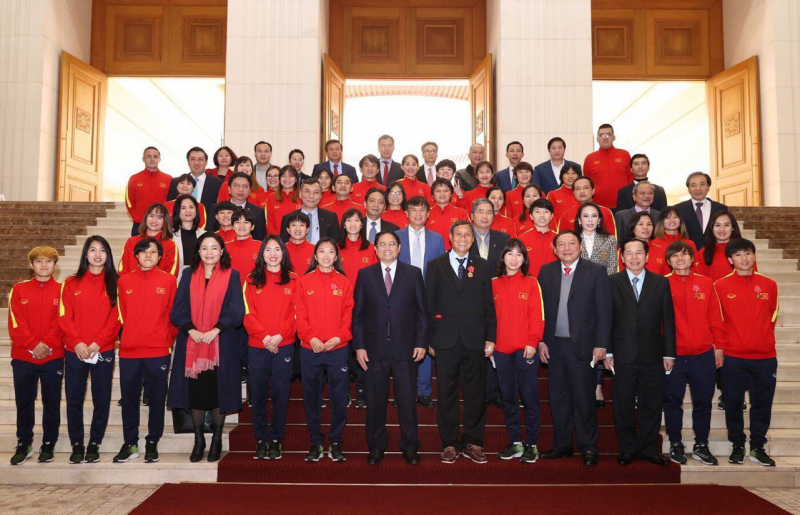 Ban Lãnh đạo Golf Long Thành trao tặng 3,6 tỷ đồng và chụp hình lưu niệm cùng đội tuyển bóng đá nữ Quốc Gia khi lần đầu tiên đội giành được tấm vé World Cup lịch sử.