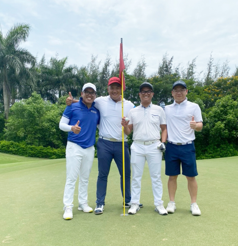 Nguyễn Nhất Long (cầm bóng), Nguyễn Vũ Quốc Anh (áo xanh) và hai golfer cùng nhóm hôm 3/6 (ảnh: sân golf Long Biên)