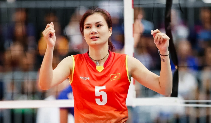 Kim Huệ bắt đầu đến với bóng chuyền năm 14 tuổi. Cô gắn liền với chiếc áo số 5 của bóng chuyền nữ Việt Nam và luôn nổi bật mỗi khi trên sân với vẻ ngoài xinh đẹp.